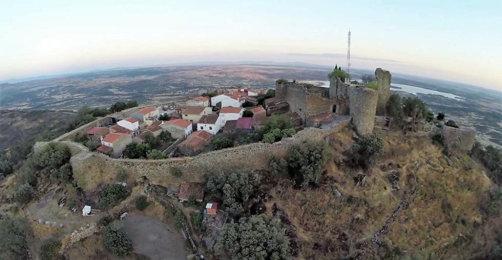 Imagen del artículo:  Iniciamos proyecto de rehabilitación del Castillo de Santibáñez
